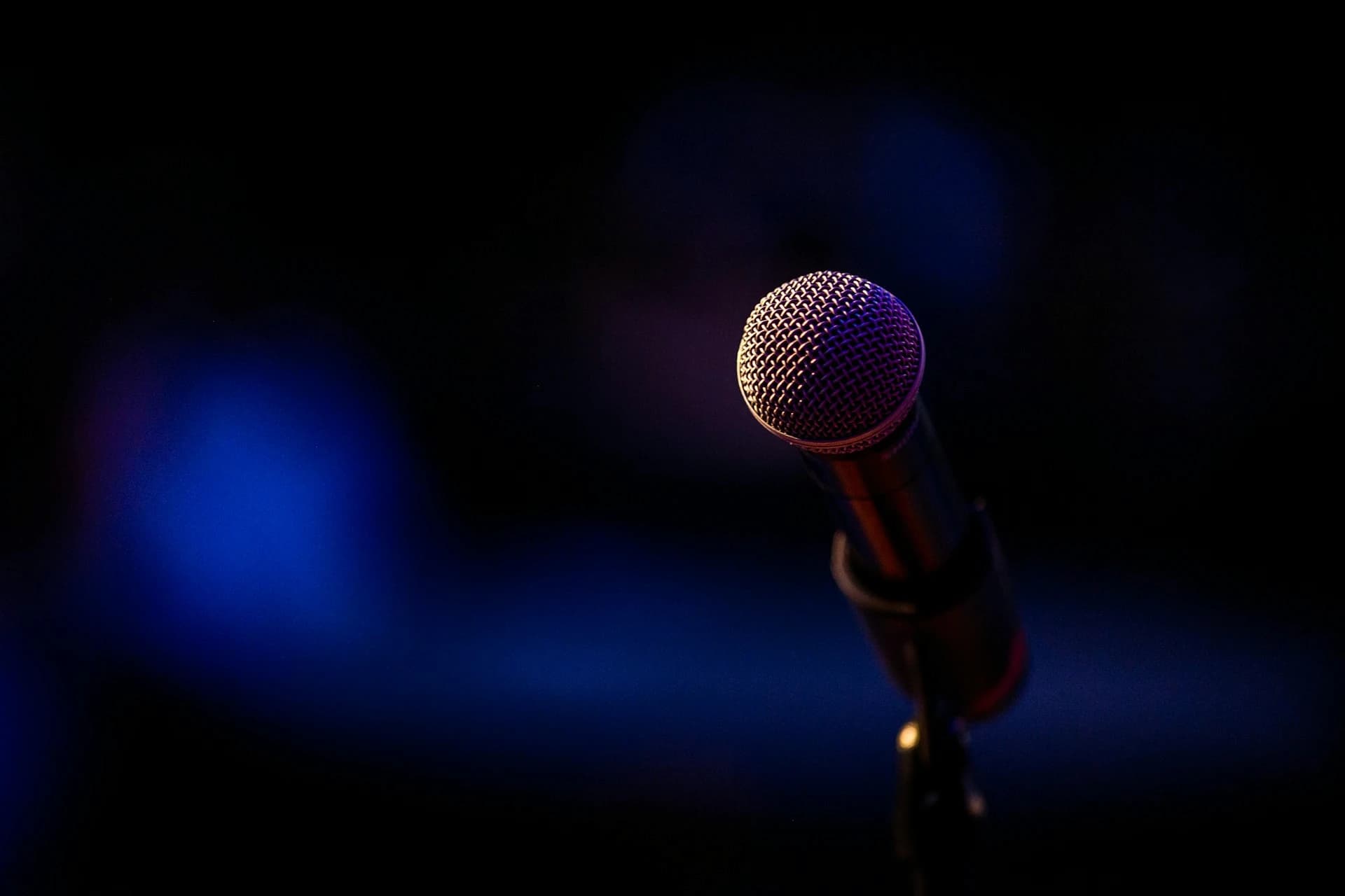 Microphone with atmospheric stage lighting